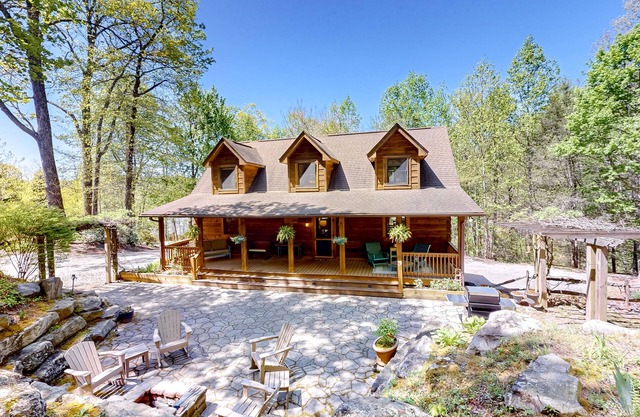 Woodsy cabin with hot tub, gas fireplace, firepit, balcony & gas grill