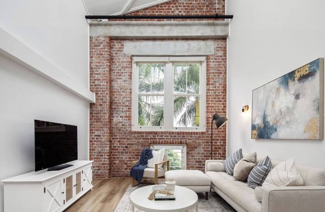 Woolstore Style! ~ 2Bed/2Bath/1Car ~ Teneriffe