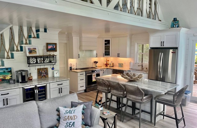 Woosaah Life - Remodeled 2023-2 King EnSuites,Dog Friendly,Pvt Beach Parking