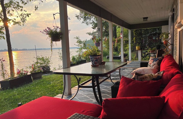 Work from the lake or unplug. Just over an hour from Ottawa, serenity now.