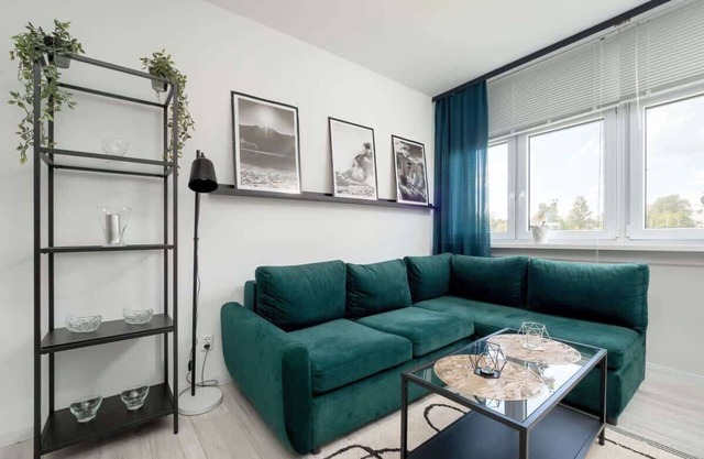 Woronicza | Bright Apartment | Smart TV | 180 m to the train station