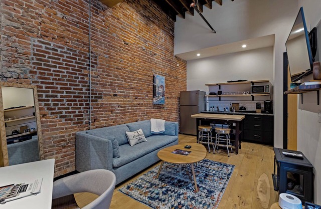XCHNG Unit D. Studio Apartment in Heart of Downtown, XCHNG Studio