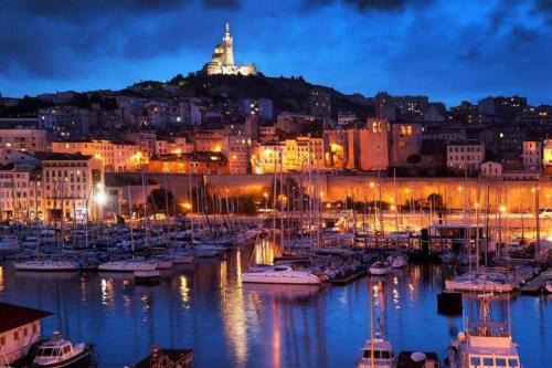 Yacht idéalement situé au coeur du Vieux-Port