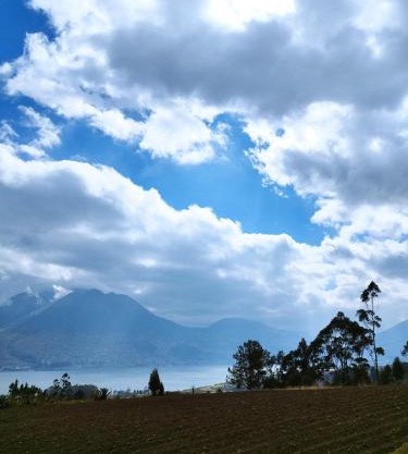 Yaktari Cabaña del Florecimiento Lago San Pablo