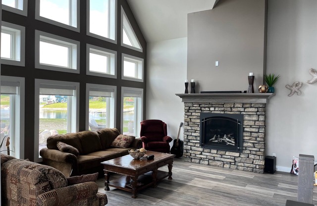 Year Round Lake House - Pigeon Lake