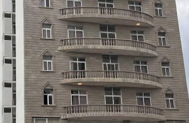 Yellow Apple Hotel