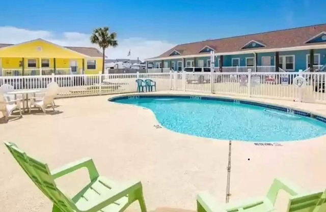 Yellow Sunshine condo close to the beach