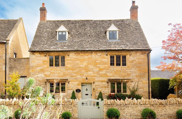 Yew Tree Cottage - sleeps 8 guests in 4 bedrooms