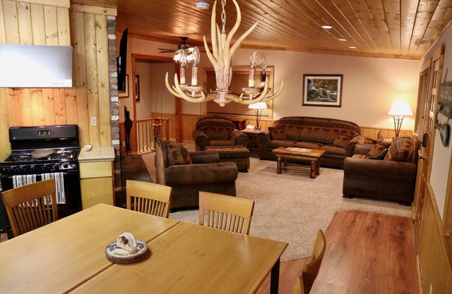 Yosemite National park (15 miles)/Bass Lake (1 mile) Cozy Cabin w/HOT TUB