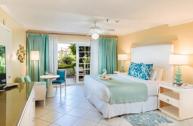 You Found it! Three Pool View Units, Beachfront, Free Parking, Outdoor Pool!