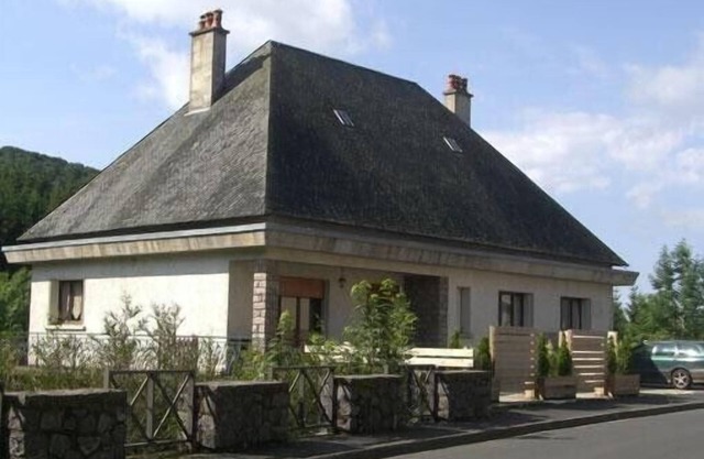 You're fond of nature, lakes, cows ! you've just found a house for your holidays