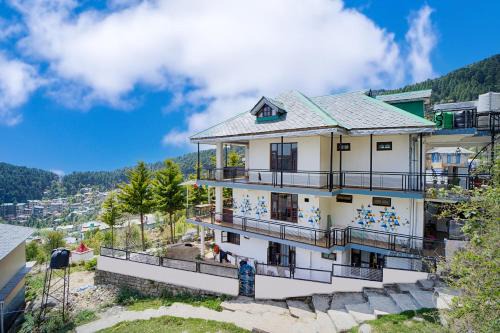 Young Monk Hostel & Cafe Dharamkot