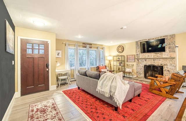 Your 5 Star Luxury CountryHome Getaway/w Brand New 7 Seater Hot Tub!