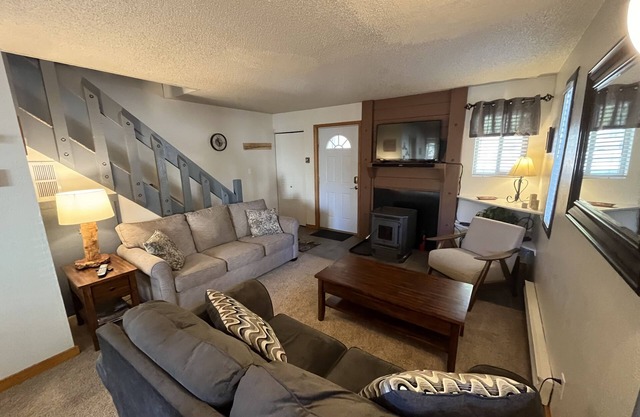 Your Adventure Starts Here! Cozy Mountain Townhome