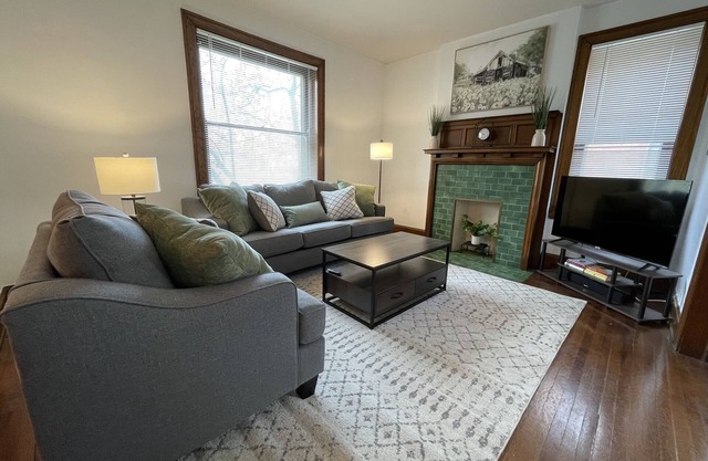 Your Hyde Park Retreat – Pet-Friendly, Walkable, Sleeps 6