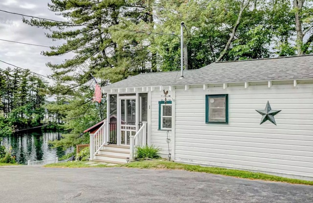 Your Lakeside Getaway: Cozy Cottage, Dock, Endless Family Fun!