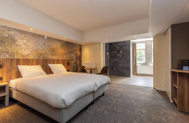 Your Relaxing Base for Outdoor and City Adventures! Indoor Pool, Onsite Dining!
