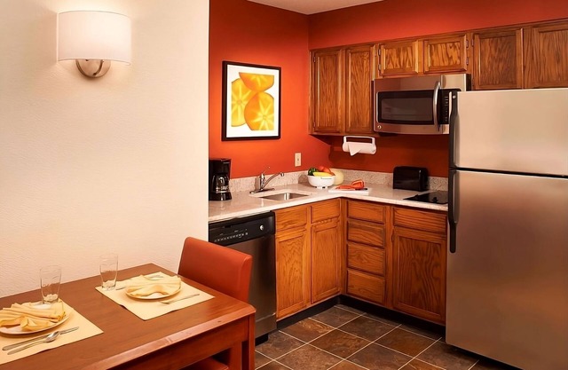 Your Relaxing Getaway Awaits! Outdoor Pool, Pets Allowed, Free Breakfast!