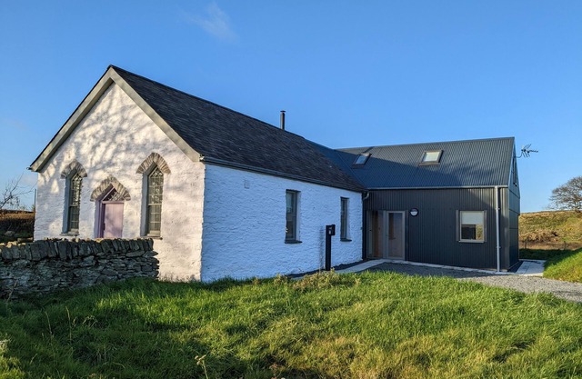 YSGOLDY BRYNWYRE, pet friendly, with open fire in Llanrhystud