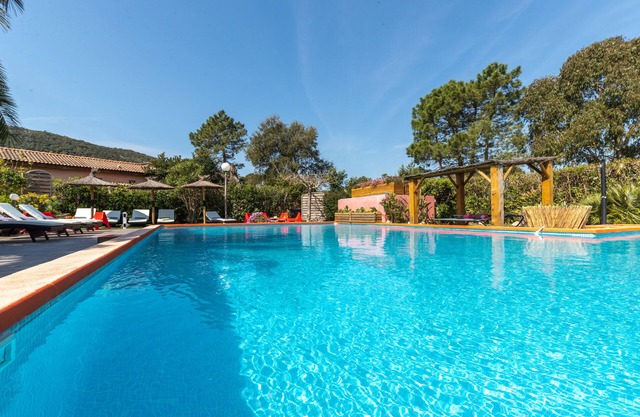 "Yucca" Ideal for family/friends, 300m from 1 white sand beach, Large private pool