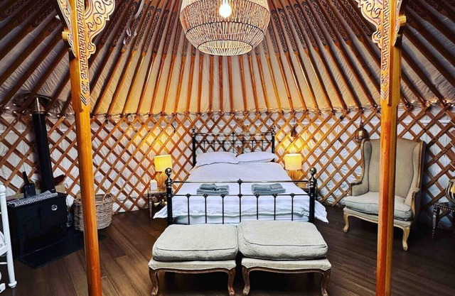Yurt with fire, Skylight, Garden, + Hot Tub/Sauna