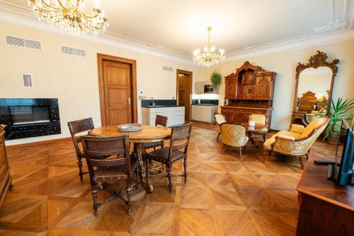 Zlatý Pelikán Apartments