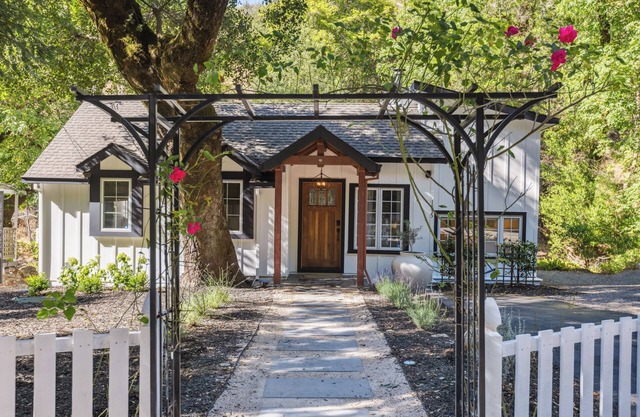 Zoë Creekside-Tranquil Redwoods-20 wineries 3 mi