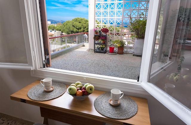 Zoumperi Nea Makri 4-5 guest apt big balconies 5 min to beach