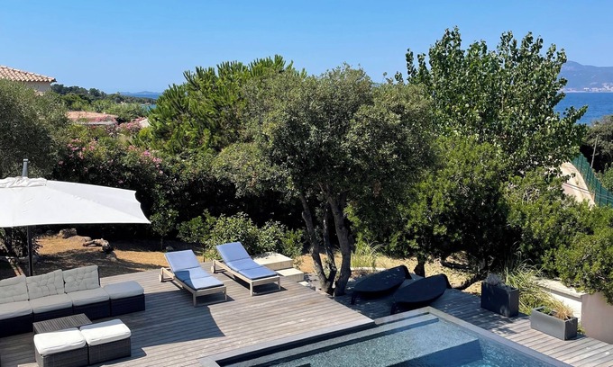 Verghia Villa | à 2 minutes à pied de la plage Villa familiale avec piscine .