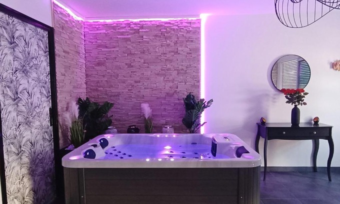 Rosieres-pres-Troyes Apartment | Évasion romantique avec jacuzzi intérieur