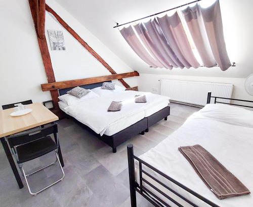 Prague 7 House | Útulný podkrovní pokoj R4 v Praze