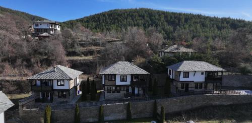 Leshten House | Трите къщи