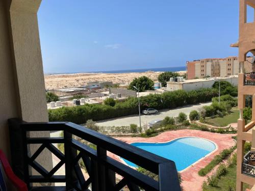 Marsa Matruh Apartment | شالية بالرووف غرفتيين مكييف للأيجار بقرية ايماريتس هايتس بالساحل الشمالي - A chalet with a rooftop and two air-conditioned bedrooms for rent in Emirates Heights , North Coast