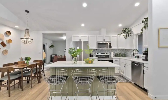 Monroe House | π
Bright & Airy 3-Bed home-Sauna & L2 EV Charging