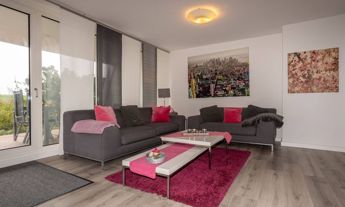 Innenhafen Apartment | 089 Apartment Skyline, direct beach location, view of the harbor - 089 Skyline -