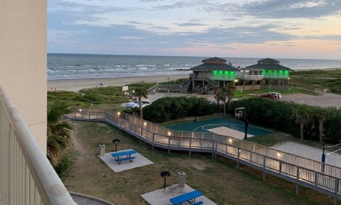 Galveston Resort | 1/1 Resort On Beach, Private Balcony wi/Pool/Gulf View, Fully Equipped Kitchen