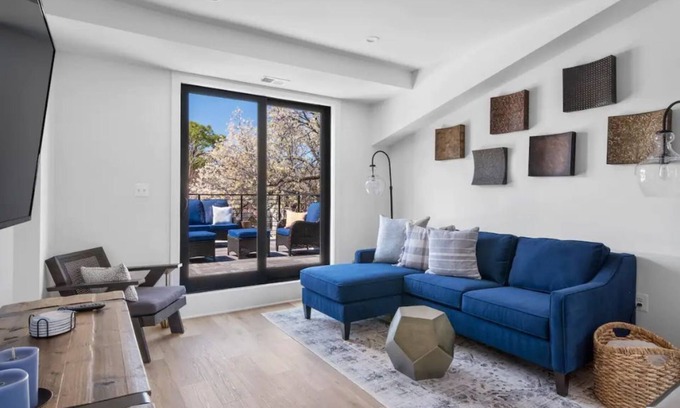 Old Town Alexandria Apartment | 1/2 Block from King Street, 5★ Location ~ ♛King Bed ~ Free Parking