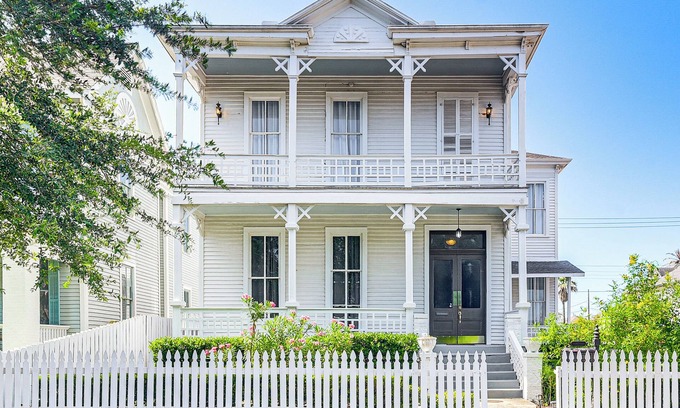 Galveston Apartment | < 1/2 Mi to The Strand: Historic Galveston Apt!