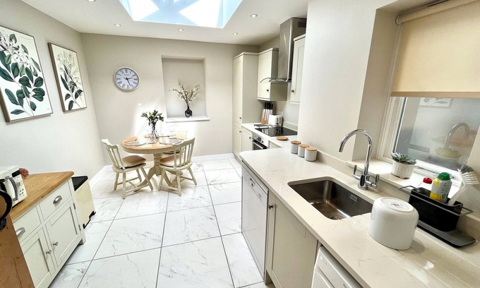 Child Okeford Cottage | 1 APLANDS, character holiday cottage, with open fire in Child Okeford