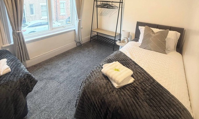 South Shields Apartment | 1 Bed Flat - Sleeps 3 - Parking - Pet friendly
