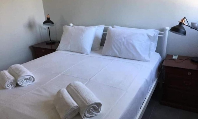 Kaligata House | 1 Bed Flat - Sleeps 2 - Parking - Wifi