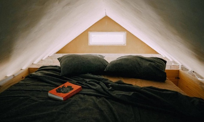 Jemelle Cabin | 1 Bed Tiny House Sleeps 2 -Hot Tub -Coal Fireplace