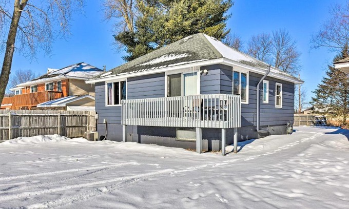 Lindstrom House | 1-Bedroom Beach House on Snowmobile Trail!