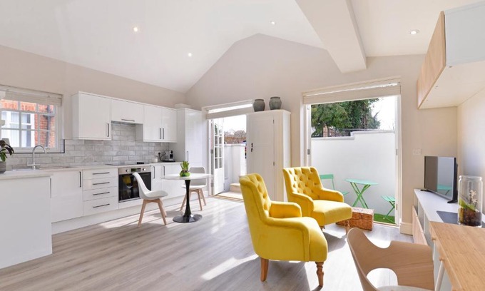 Odiham Apartment | 1 bedroom flat in centre of Odiham- free parking