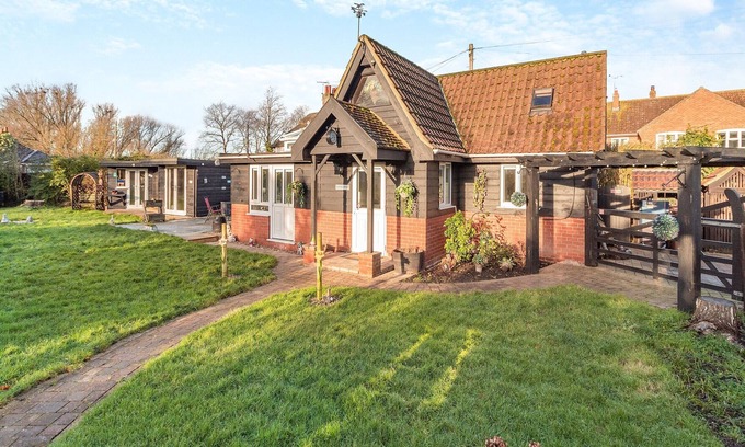 Repps with Bastwick Cabin | 1 bedroom accommodation in Repps-with-Bastwick
