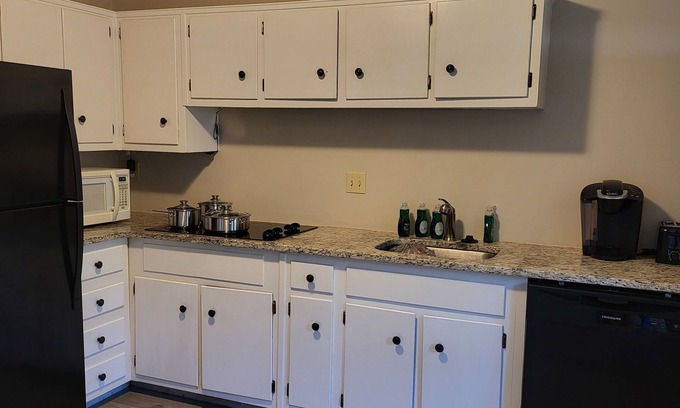 Old North Columbus House | 1 bedroom sleeps 4, private bathroom OSU, free parking, wi-fi, washer/dryer