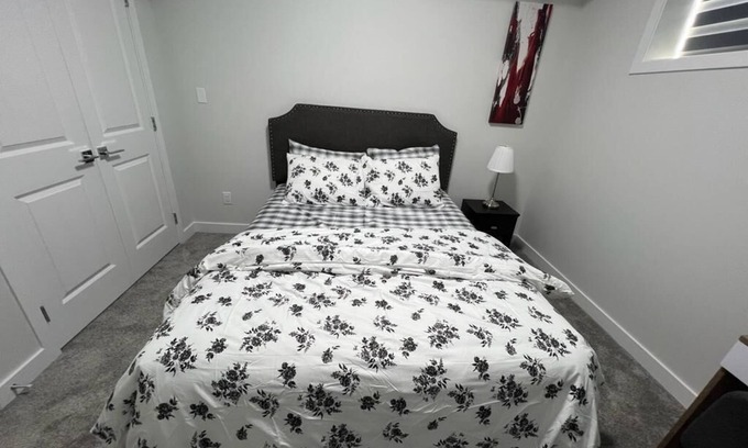 Southwest Edmonton House | 1 BEDROOM SUITE WITH PRIVATE ENTRANCE