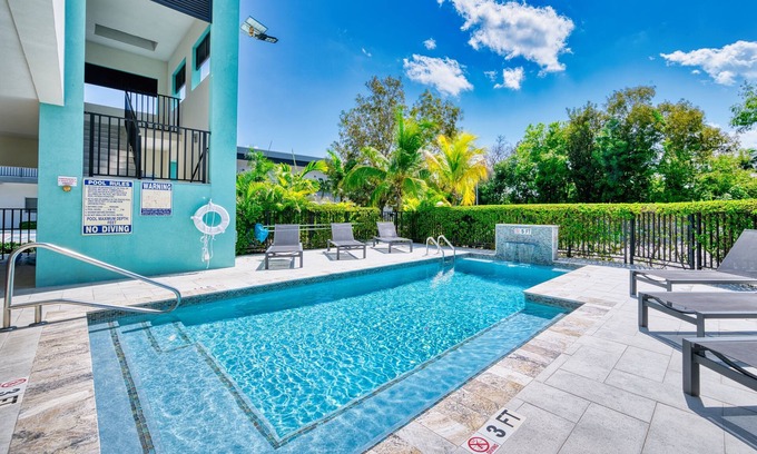 West Bay Apartment | 1 bedroom walking distance to the beach!