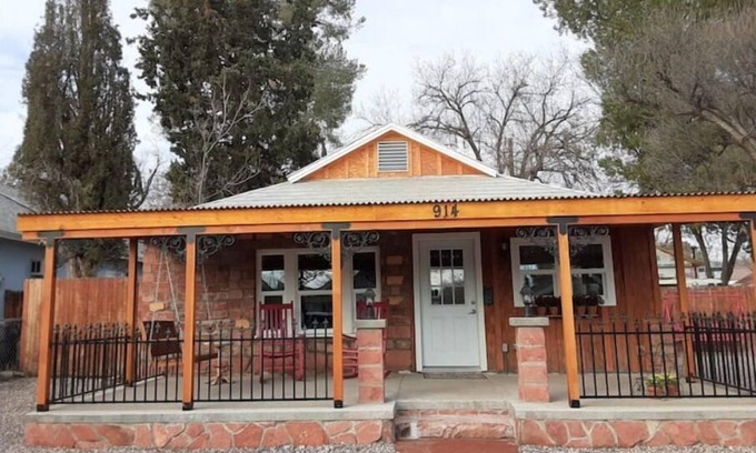 Cottonwood House | 1 Block Walk to Old Town - 1931 Historical Home