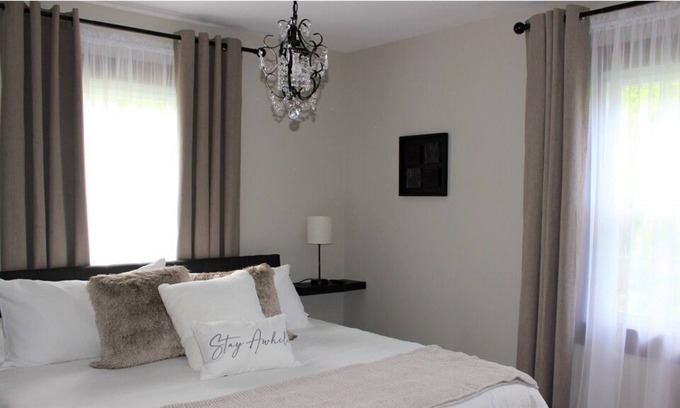 Tazewell House | 1 BR located on the first level within walking to Main St and area attractions.
